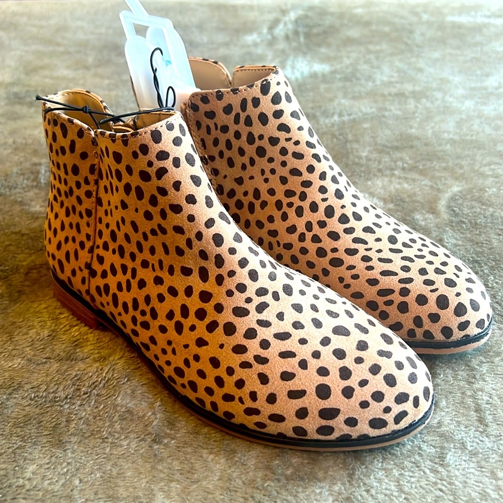 New Cat & Jack boots. Youth size 4.